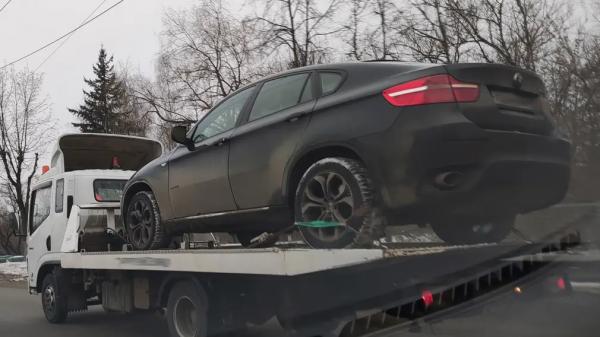 Без полиса ОСАГО не отдают машину со штрафстоянки. Имеет ли ГИБДД на это право