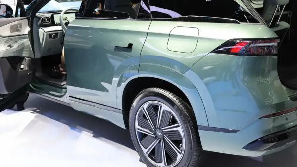 Почему массово закрываются салоны с китайскими авто: эксперт всё объяснил