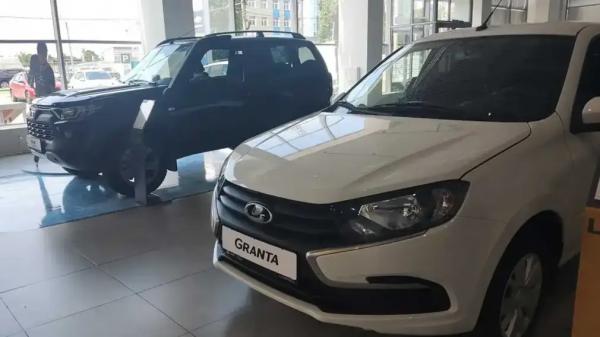 Могут рухнуть сразу на 20%: аналитики спрогнозировали продажи новых машин в РФ по итогам 2025 года