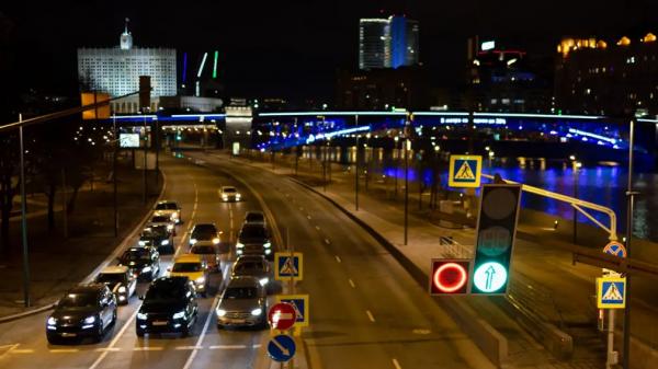 Три ситуации, когда водитель обязан проехать на красный сигнал светофора