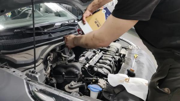 Одно лечим, другое калечим: почему не стоит лить дополнительные присадки в моторное масло