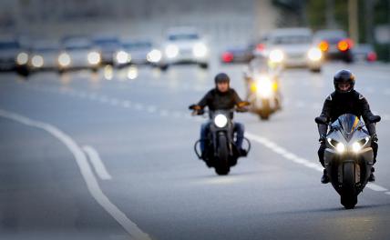 &laquo;Выделенки&raquo; стали спецтрассой для чиновников и мигрантов. Нашим туда нельзя!