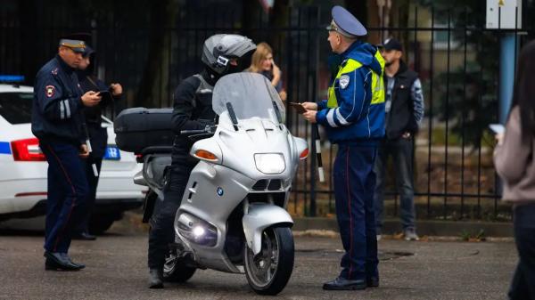 Имеет ли право инспектор ДПС на мотоцикле останавливать автомобили