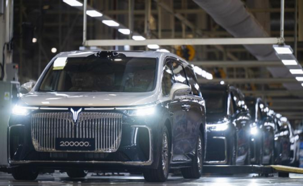 Кризис на авторынке: Продажи простых иномарок падают, а&nbsp;&laquo;Роллс-Ройсов&raquo;&nbsp;&mdash; растут