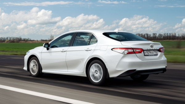 Выделяем базовый среди обновлённых седанов Camry