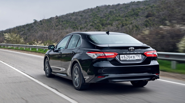 Выделяем базовый среди обновлённых седанов Camry